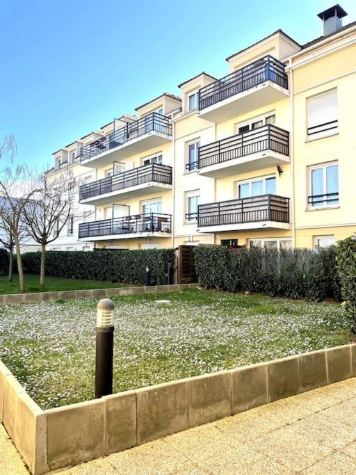 Grand F3 A 30Mn De Paris - Terrasse + Parking Prive Apartment Saint-Ouen-l'Aumone Bagian luar foto