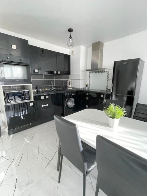 Grand F3 A 30Mn De Paris - Terrasse + Parking Prive Apartment Saint-Ouen-l'Aumone Bagian luar foto